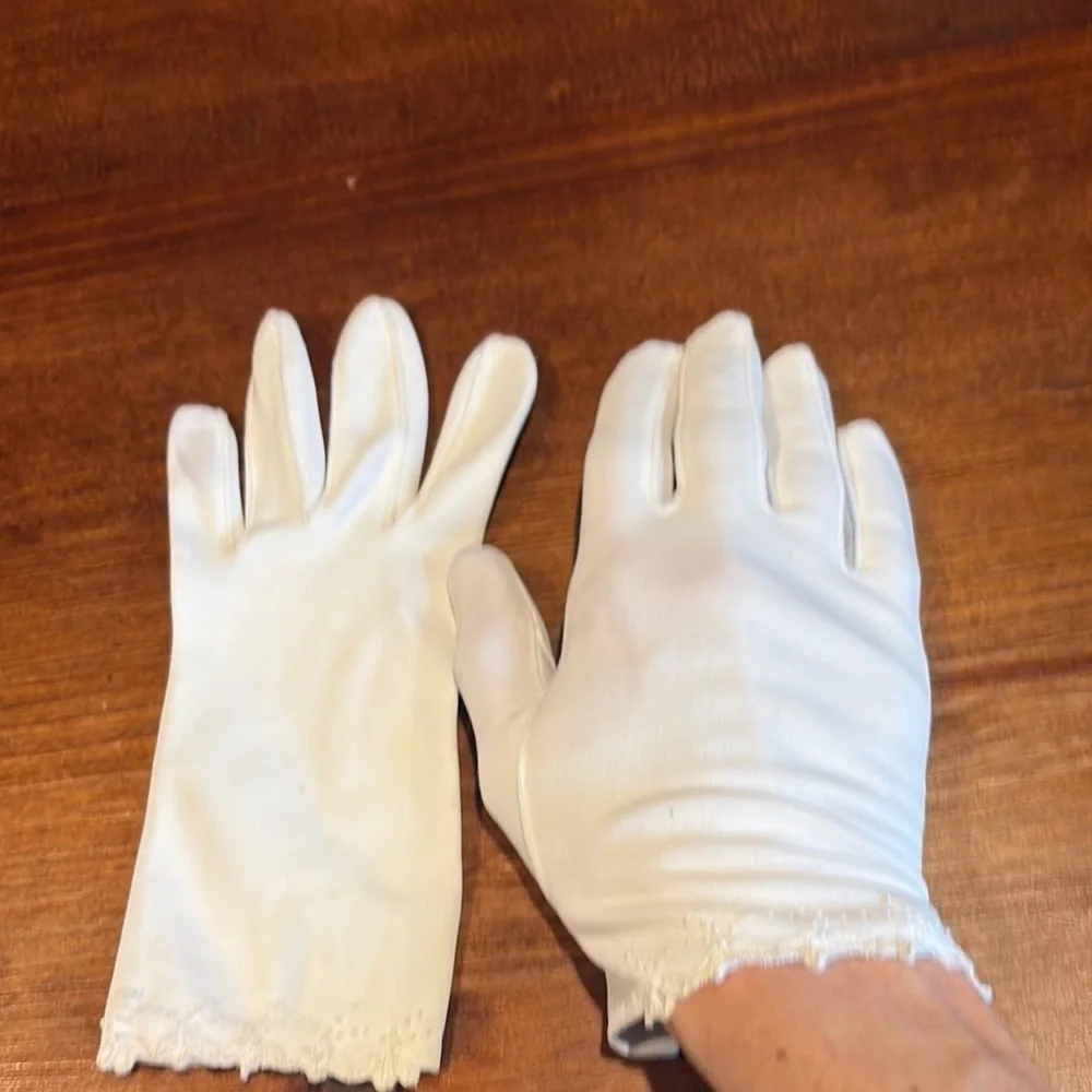 Elegant White Ivory Vintage 50s Gloves wrist length with embroidered Trim Sz 7